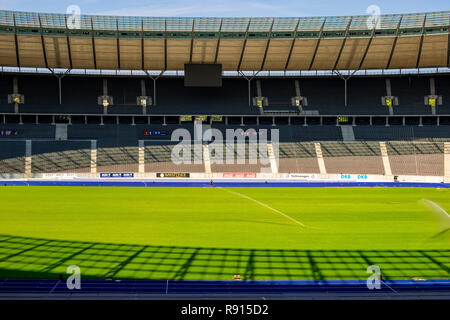 Berlin, Berlin stato / Germania - 2018/07/31: spazio interno della storica Olympiastadion stadio sportivo originariamente costruito per le Olimpiadi estive ho Foto Stock