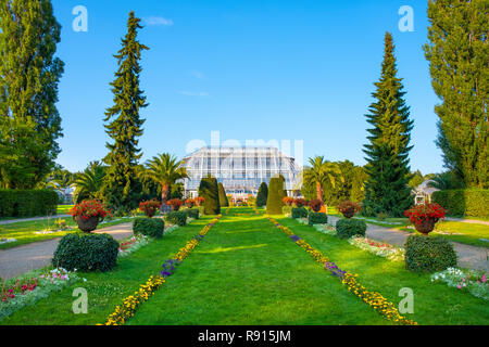 Berlin, Berlin stato / Germania - 2018/07/31: Berlino Dahlem Giardino Botanico e Museo - Botanischer Garten - con gli storici Padiglioni di serra Foto Stock