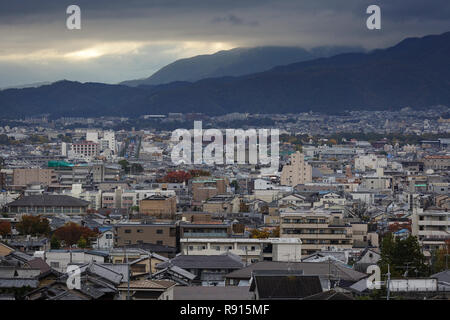 Vista di Kyoto dalla montagna, Kyoto, Giappone, Asia orientale, Asia Foto Stock