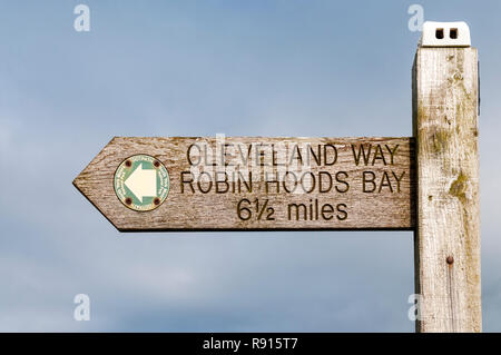 Un cartello per il modo di Cleveland a lunga distanza sentiero punti il modo di Robin cappe Bay. Foto Stock