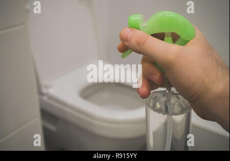 Maschio di spruzzatura manuale wc profumatore a casa. Foto Stock