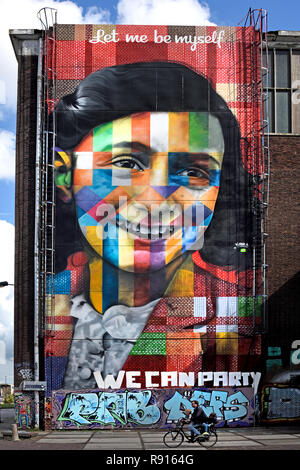 Murale della casa di Anne Frank di Eduardo Kobra presso la Street Art Museum a NDSM in Amsterdam Noord, Paesi Bassi. Foto Stock