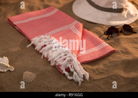 Intrecciato hammam turco asciugamani di cotone sulla spiaggia Foto Stock