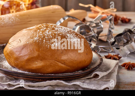 Pezzo di pan di zenzero e pasta e forme dei cookie sul tavolo Foto Stock