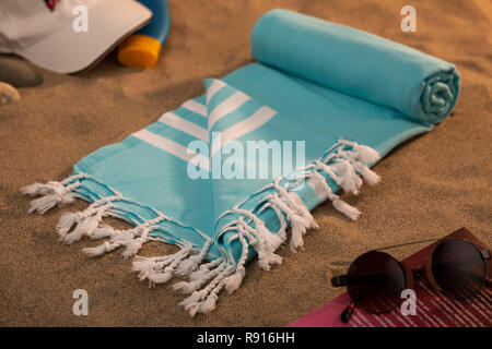 Intrecciato hammam turco asciugamani di cotone sulla spiaggia Foto Stock