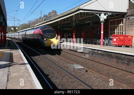 Una vergine treno passa attraverso la stazione di Oxenholme nel distretto del lago, Cumbria, nell Inghilterra del nord Foto Stock