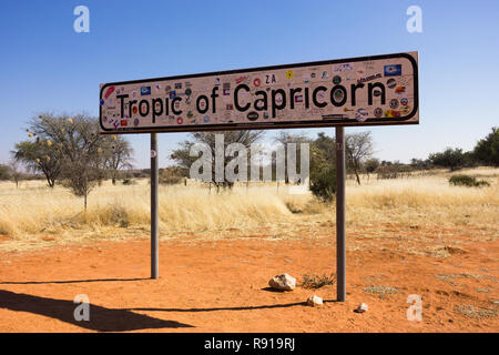 Tropico del Capricorno cartello stradale sul lato della strada in Namibia in Africa Foto Stock