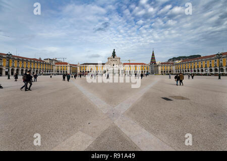 Lisbona, Portogallo - Novembre 17, 2018: vista del Comercio quadrato (Praca do Comercio), nella città di Lisbona, Portogallo; Foto Stock