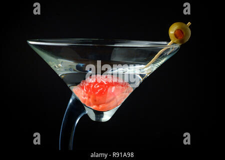 Cervello umano nella coppetta Martini in ammollo liquore di alcolismo tossicodipendenze concept Foto Stock