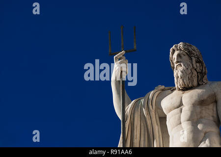 Nettuno dio del mare. Statua in marmo con trident eretto nel 1823 in Piazza del Popolo a Roma (con copia spazio) Foto Stock