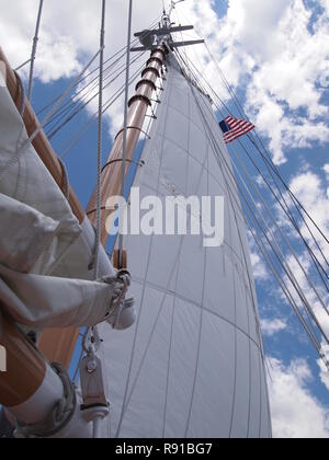 Cerca fino a vela principale in una giornata di sole a bordo di una barca a vela Foto Stock