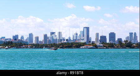 Vista sulla città di Miami skyline di Miami Beach waterfront. Barche a vela da crociera di acque oceaniche a Miami Beach, Florida Foto Stock