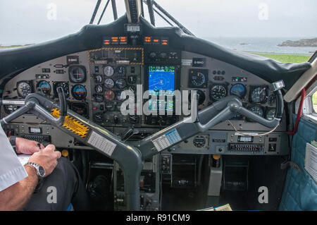 In tutto il Regno Unito- Cockpit vista del G-BUPB aeromobile prima di decollare dal Land's End Airport Foto Stock