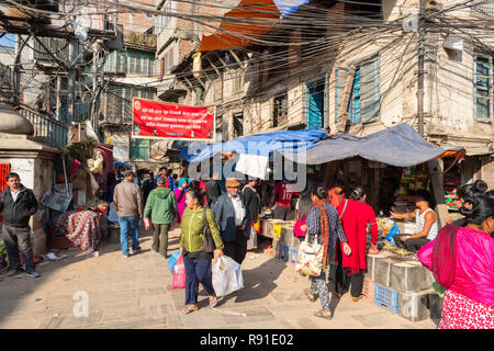 Centrale di Kathmandu, Nepal, uno dei 'occupato' chowks ( giunzioni / mercati) nella città vecchia Foto Stock