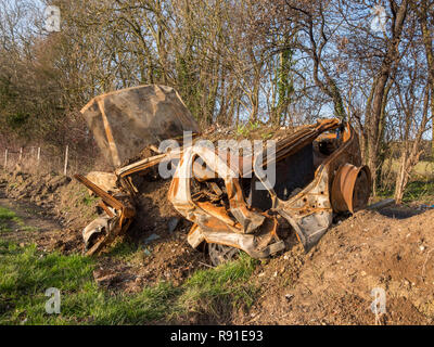 Bruciata auto situato sulla Via dei Pellegrini byway, nel Kent, Inghilterra Foto Stock