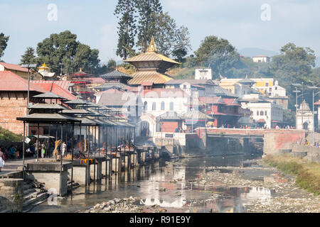 La cremazione ghats sul fiume Bagmati a Pashupatinath, Nepal il più importante tempio indù, Kathmandu. Foto Stock