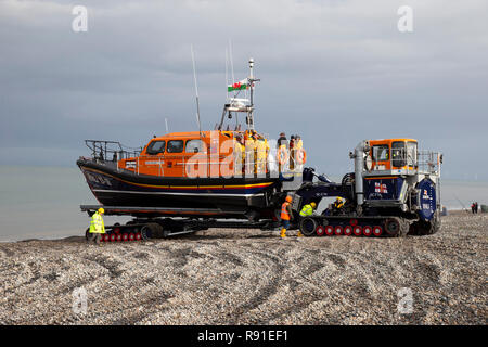 RNLI Classe Shannon scialuppa di salvataggio William F Yates è recuperato dal mare a Llandudno North Shore seguenti esercizi sul mare Foto Stock