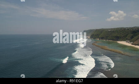 Vista aerea seascape grande oceano onde da surf. paesaggio tropicale di frantumazione delle onde sulla barriera corallina. Bali, Indonesia. Concetto di viaggio. Foto Stock