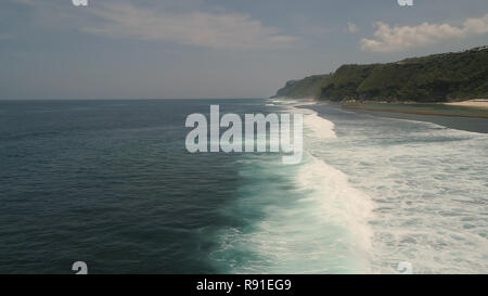 Vista aerea seascape grande oceano onde da surf. paesaggio tropicale di frantumazione delle onde sulla barriera corallina. Bali, Indonesia. Concetto di viaggio. Foto Stock