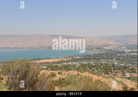 Minimo storico biblico di acqua dolce lago Kinneret Mare di Galilea di Israele di acqua di alimentazione per le aree circostanti facendo terra fertile per l'agricoltura. Foto Stock