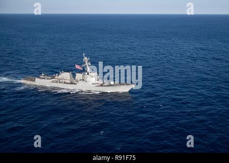 Gli Stati Uniti Navy Arleigh Burke-class guidato-missile destroyer USS Stockdale durante patrol Novembre 15, 2018 nel Mare delle Filippine. Foto Stock