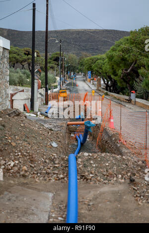 Lavori stradali con blu nuovi tubi dell'acqua. Immagine di stock Foto Stock