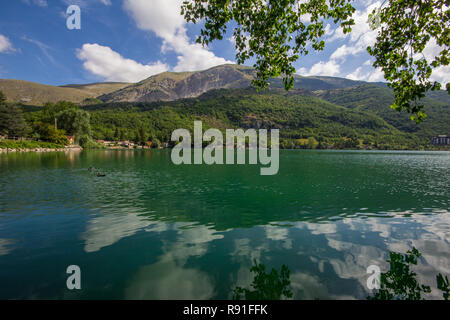 Splendida vista sul lago di Scanno nella stagione estiva Foto Stock