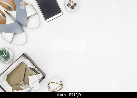 Lay piatto Buon Natale e Felice Anno Nuovo festosa composizione set accessori femminili, doni, vestono scarpe, portamonete smart phone e palle di Natale. Parte superiore Foto Stock