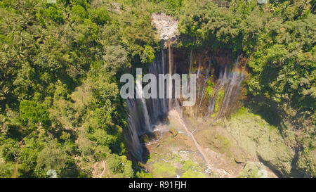 Bella cascata Coban Sewu nella foresta tropicale, Java Indonesia. vista aerea tumpak sewu cascata nella foresta pluviale Foto Stock