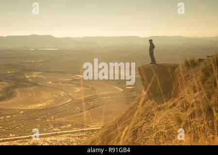 Hombre mirando el atardecer en Bardenas Reales, Navarra Foto Stock