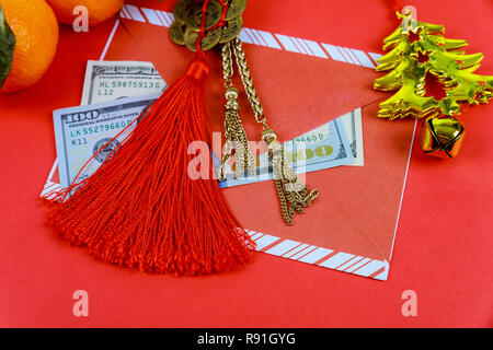 Top Visualizza accessori nuovo anno cinese festival di decorazioni su sfondo rosso. Foto Stock