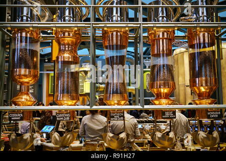 Milano, Italia - dicembre 2018: La Riserva di Starbucks Roastery e la sala di degustazione a Milano Foto Stock