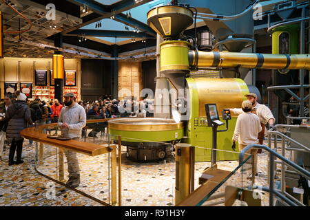 Milano, Italia - dicembre 2018: La Riserva di Starbucks Roastery e la sala di degustazione a Milano Foto Stock