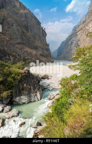 La valle del fiume del Budhi Gandaki è seguita sul primo tratto del circuito di Manaslu trek in Nepal Himalaya Foto Stock