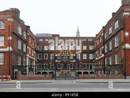 LONDON, Regno Unito - 17 novembre: collegio dei bracci a Londra il 17 novembre 2013. Il Collegio di bracci Royal Corporation Building a Londra, Regno Ki Foto Stock