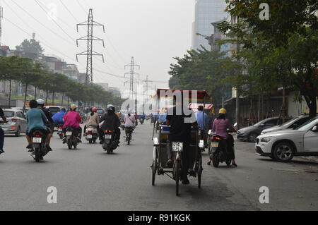 Hanoi Street scena traffico Vietnam Foto Stock