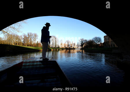 Un punt chauffeur fa il suo modo lungo il fiume Cam in Cambridge. Foto Stock