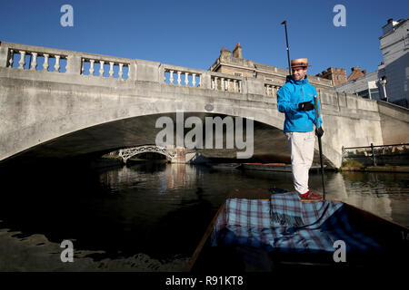 Un punt chauffeur fa il suo modo lungo il fiume Cam in Cambridge. Foto Stock