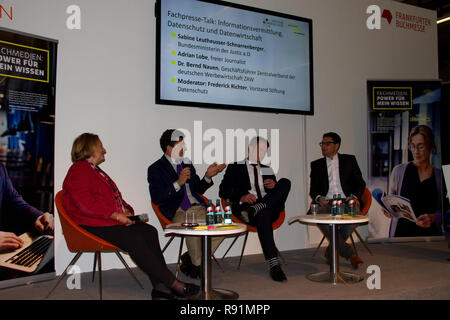 Sabine leutheusser-schnarrenberger, moderatore Federico richter, dr. bernd nauen e vincitore adrian lobo durante un turno di parlare alla fiera del libro 2017 Foto Stock