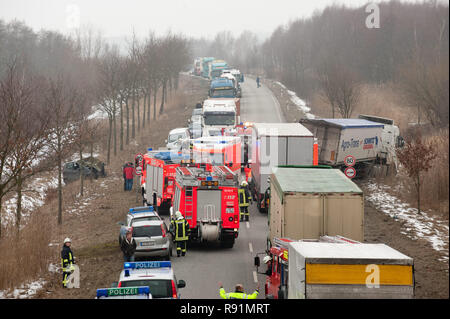 11.03.2010, Heiligenstedten, Schleswig-Holstein, Germania - Stau und Bergungsarbeiten nach einem Verkehrsunfall auf der B5 Hoehe Heiligenstedten. 0RX10 Foto Stock