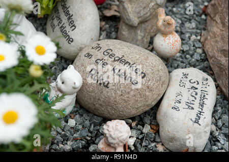 27.05.2010, Kiel, Schleswig-Holstein, Germania - Graeber auf dem Tierfriedhof Kiel. 0RX100527D231CAROEX.JPG [modello di rilascio: non applicabile, proprietà ri Foto Stock