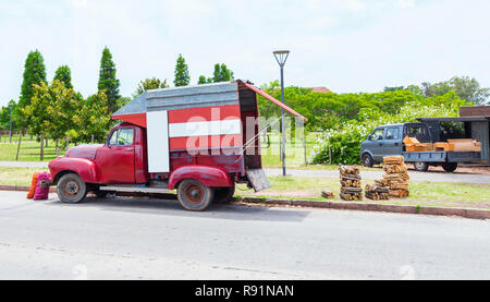 Red carrello su strada, Montevideo, Uruguay, Stati Uniti d'America. Copia spazio per il testo Foto Stock