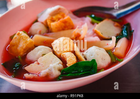 Yen Ta Fo, Tagliatelle con zuppa di pesce e salsa rossa. Foto Stock