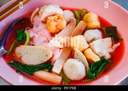 Yen Ta Fo, Tagliatelle con zuppa di pesce e salsa rossa. Foto Stock
