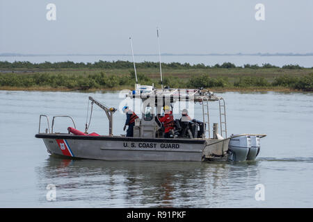 Un US Coast Guard indagini barca fluviale. Rifugio Naturale Nazionale Aransas, Texas, Stati Uniti d'America. Foto Stock