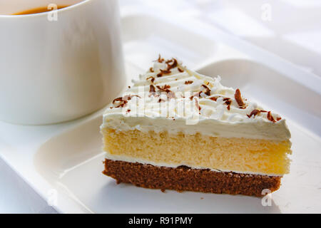 Rompere il concetto di tempo con la torta in due toni (vaniglia e cioccolato) e caffè. Foto Stock