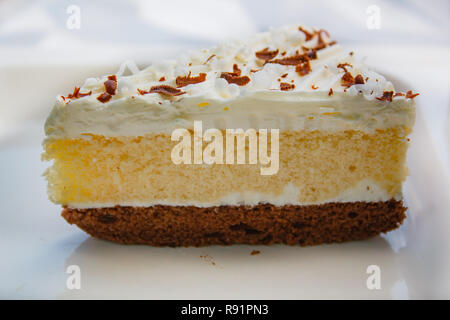 Rompere il concetto di tempo con la torta in due toni (vaniglia e cioccolato) e caffè. Foto Stock