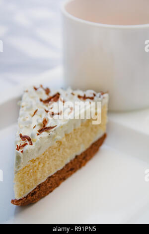 Rompere il concetto di tempo con la torta in due toni (vaniglia e cioccolato) e caffè. Foto Stock