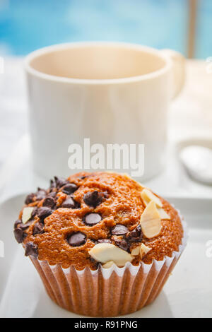 Rompere il concetto di tempo con Banana torta e caffè. Foto Stock