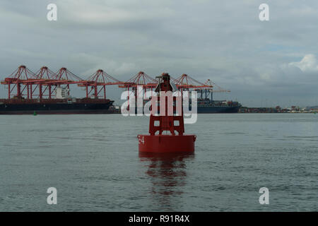 Porti globali, Durban, KwaZulu-Natal, Sud Africa, buoy indicatore singolo canale rosso che indica corsie sicure per il traffico di navi da carico per navigare in porto Foto Stock